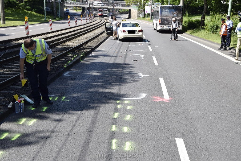 VU Schulbus Taxi Severinsbruecke Rich Innenstadt P62.JPG - Miklos Laubert